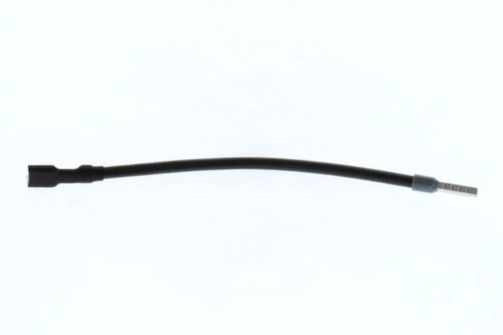 Schwarzes Kabel mit Stecker und abisolierten Enden, möglicherweise von Bosch, geeignet für elektrische Verbindungen in Geräten oder Installationen.
